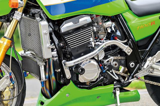 画像: 右側クラッチカバー、左側のパルサーカバー、ジェネレーターカバー、オイルラインバイパスキットはそれぞれカワサキ水冷系のウイリー製。サブフレームはアクティブ製、エンジンスライダーはモリワキ製をそれぞれ装着。アンダーカウルも追加する。