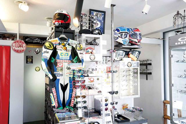 画像: ダブルオーグラスギア店内にあるライダー専用メガネのコーナー。ライディングアイウエアはレース中にメガネがズレることを許さないロードレースやモトクロスのライダー、他のスポーツ選手からも絶大な信頼を得ている。