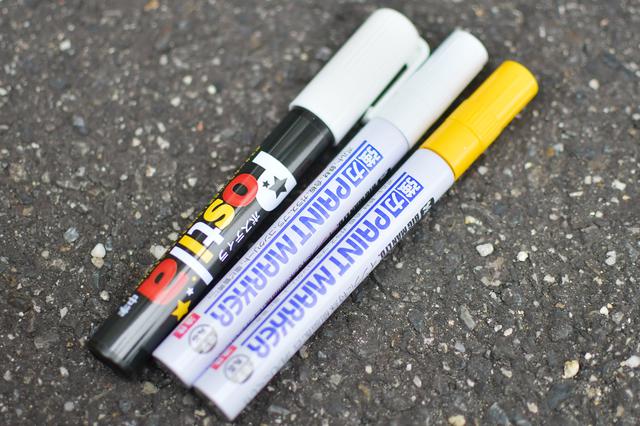 画像: 一番左は水性の白ペン。ダイソーで購入、右の二本は工具金物工事用品店で購入。関係ないけどピアスボールレンチも衝動買いした。