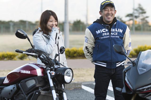 画像: 元WGPライダーの岡田忠之さん(右)と、元アイドルの平嶋夏海ちゃん(左)。2人がそれぞれのバイクにミシュランの「パワー5」を装着しツーリングを楽しんだ。