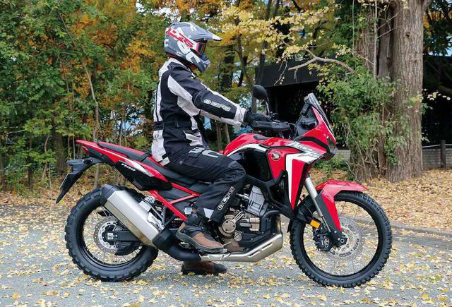 画像2: 手にした新型アフリカツインはシートの低いスタンダード仕様