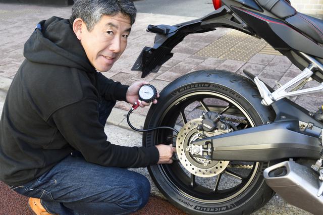 画像: ツーリングの出発前には車体の指定空気圧に合わせて調整。タイヤの魅力を知る上でも正しい空気内圧を維持することは大切。