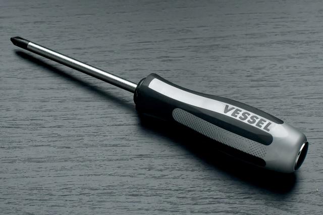画像: VESSELのメガドラインパクタ 見た目通り普通の貫通ドライバーとして使えるんだけど、底をたたくと刃先が回る。つまりインパクトドライバーでもあるんですよ。最高じゃないすかこのギミック。 www.amazon.co.jp