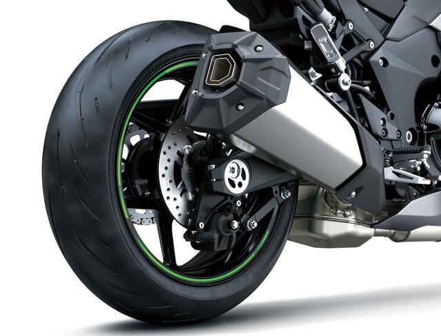 画像: サイレンサーは車体の左右に振り分けられる2本出しレイアウトでしたが、このモデルからは右側1本出しとなり軽快感がアップしています。