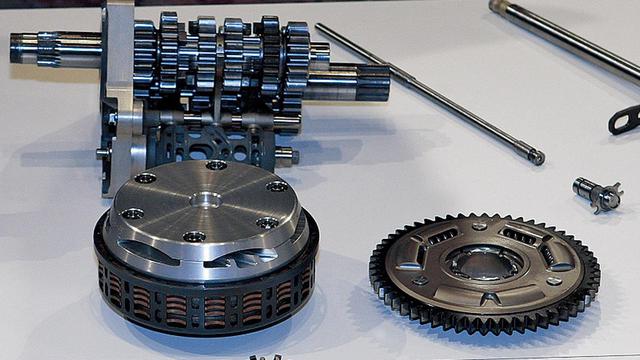 画像: 奥にあるのが、組み立てた状態のカセット式トランスミッション、その手前がクラッチアッセンブリ、右にあるのがプライマリードリブンギアである。