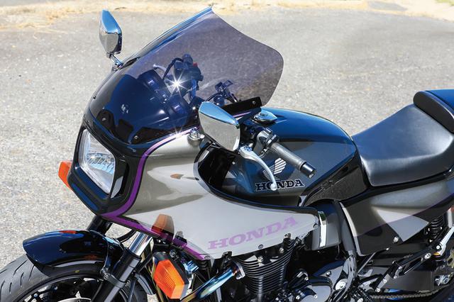 画像: スモークのスクリーンはドレミのキット用でなくT.T.RモータースのCB1100R用で、全体のイメージに合わせての採用。