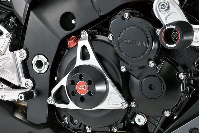 画像: 「レーシングスライダー クラッチ タイプ2(アルミベース+ジュラコン)」(2万9500円+税)は、エンジン右側のクラッチカバーボルトと共締めして装着するスライダーだ。ベースはアルミ削り出しで、スライダー本体はジュラコン製(ホワイト/ブラックが選択可能)。
