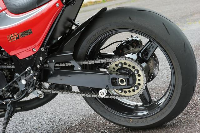 画像: ロングタイプで角型のアルミスイングアームはYZF-R6の流用品で、リンクと合わせてこの車両に使われる。
