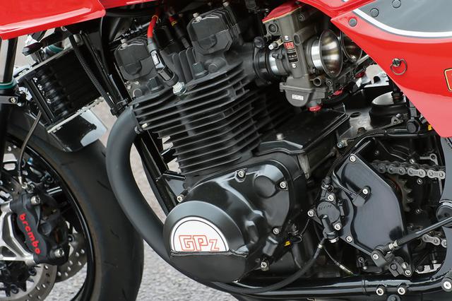 画像: エンジンはGPz1100のほぼノーマルのままで、ミッションを5→6速に変更し、サンクチュアリーコウガオリジナルのエヴォシステム(出力軸とシフトシャフトの支持を1点から2点として安定させ、フロントスプロケットもオフセットタイプでなく通常型が使える)を装備している。