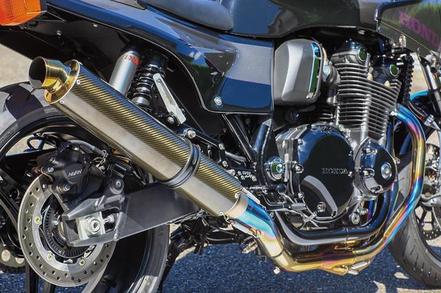 画像: サイレンサーを別角度から見た状態。長い円筒状で、このルックスもCB1100Rのらしさを強めている。