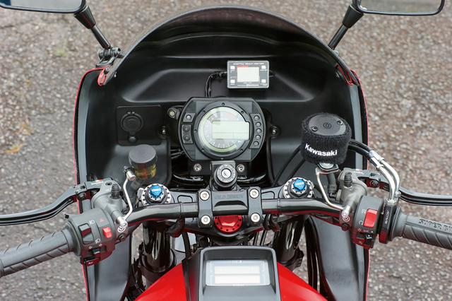 画像: ハンドルはセパレートからバータイプとして、メーターは同じカワサキのZX-10R用をセットした。左右のマスターシリンダーはブレンボ・ラジアルポンプだ。