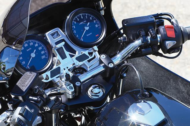 画像: メーターガーニッシュなどコクピットで分かるようにベースは現行空冷4気筒モデル、CB1100の前後17インチバージョン、CB1100RSなのだ。