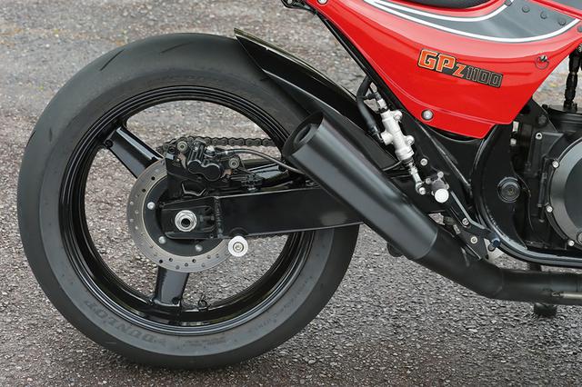 画像: 3.50-17/6.00-17サイズ/3本スポークタイプとなった前後ホイールもYZF-R6からの流用パーツ。リヤブレーキまわりもYZF-R6のノーマルをセットした。