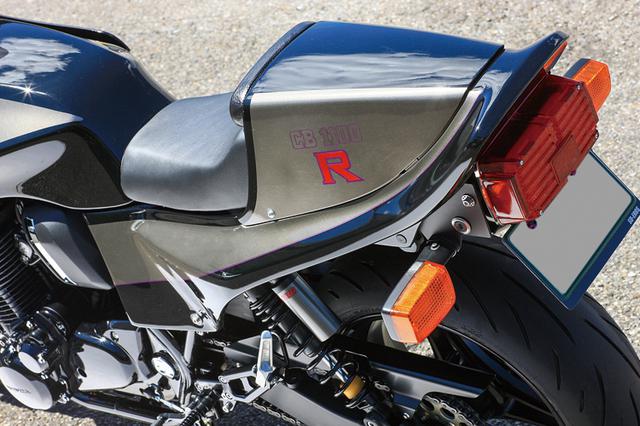 画像: ライダー側シートはスプリームシートなど高質シートで知られるトゥーズカスタムによって張り替え済み。