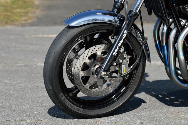 画像: ホイールはスズキ系(と思われる)モデルの流用で、前後共18 インチ。タイヤサイズはF110/80ZR18、R150/65ZR18。フロントブレーキディスクはサンスターのRGB タイプでとても似合っている。キャリパーはAP の4ポッド。マスターはブレンボのラジアル。