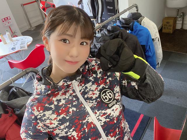 画像: グローブを試着してます。
