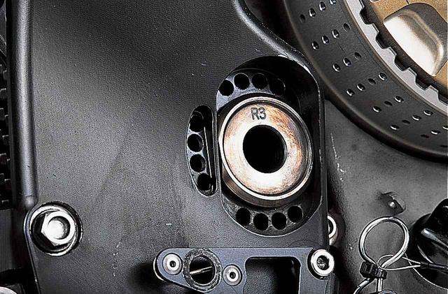 画像: スイングアームピボットシャフト右端の頭にくっきりと打刻されたR3の文字から、2006年型YZR-M1の機種コードはOW R3と推測できる。