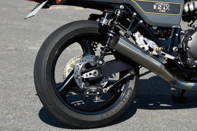 画像: リアショックはYSS 製で色味も統一。スイングアームはユニコーンジャパンのGSX1100S 用。