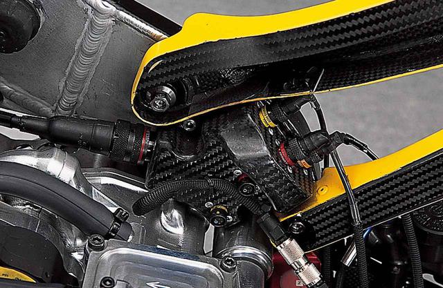 画像: 右側シート取り付け部裏側には、車体各部のセンサーからの信号線をまとめる中継箱があり、ここからは1本の太いケーブルとなる。