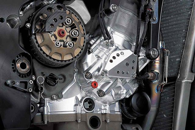 画像4: 990cc最終型のYZR-M1。タイトルは逃すが、先進の並列4気筒は、さらなる進化をとげた