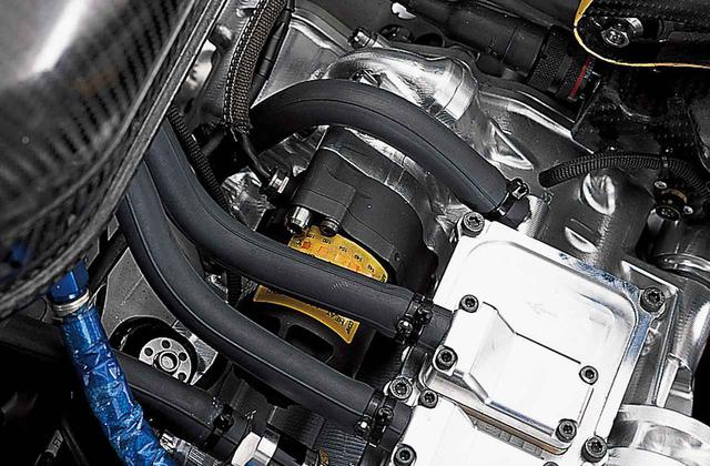画像7: 990cc最終型のYZR-M1。タイトルは逃すが、先進の並列4気筒は、さらなる進化をとげた