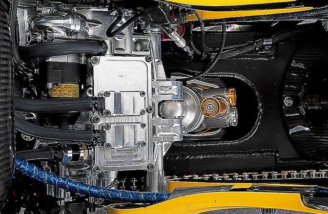 画像8: 990cc最終型のYZR-M1。タイトルは逃すが、先進の並列4気筒は、さらなる進化をとげた
