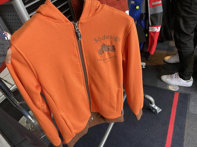 画像: オレンジ色のパーカーってなかなかないですが、色合いも可愛いくてファスナーにはチェッカーフラッグの様なデザインが♪