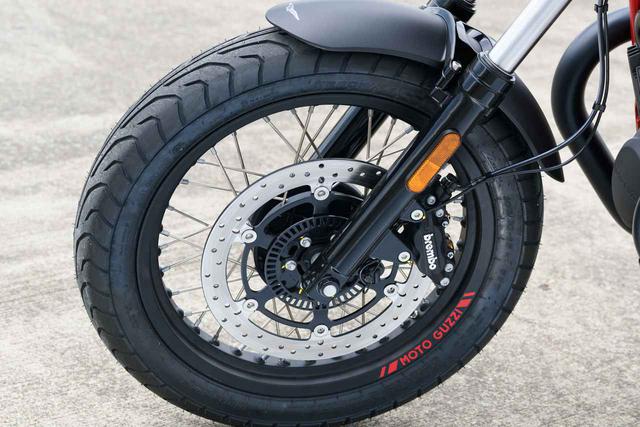 画像: ホイールのリムにも赤いMOTO GUZZIロゴ。ブレーキは前後シングルディスクでABS搭載。