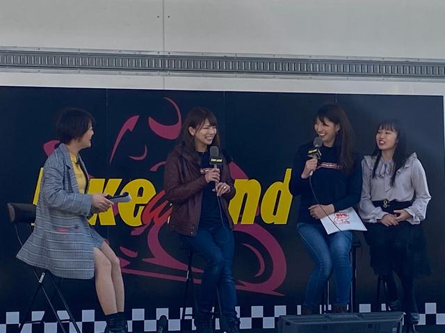 画像: オートバイ女子部の紹介コーナーにも、しっかり参加してくれた西のさおりん(笑)