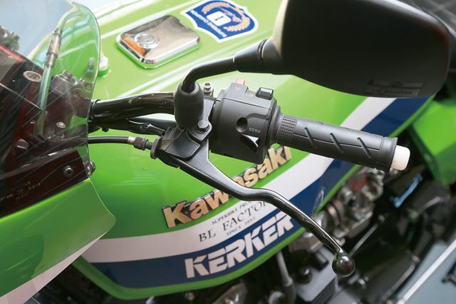 画像: スロットルにブレーキ、クラッチといった操作系。この作動が軽ければバイクの取り回しも軽くなり、すぐ乗りたくなる印象が作れる。車両1台1台で変わるものの、曲げない、邪魔なものがないようにとワイヤにできるだけ負担をかけない取り回しが軽さのポイントになる。