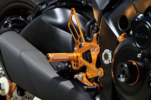 画像: 「BACK STEP SUZUKI KATANA(19-)」(5万9000円+税)は、シンプルなワンプレートデザインのNC削り出しステップ。バー位置は後ろ×上(㎜)で①12.5×15 ②25×15 ③12.5×27.5 4④12.5×27.5 ⑤25×40の5ポジションから好みでチョイスできる。