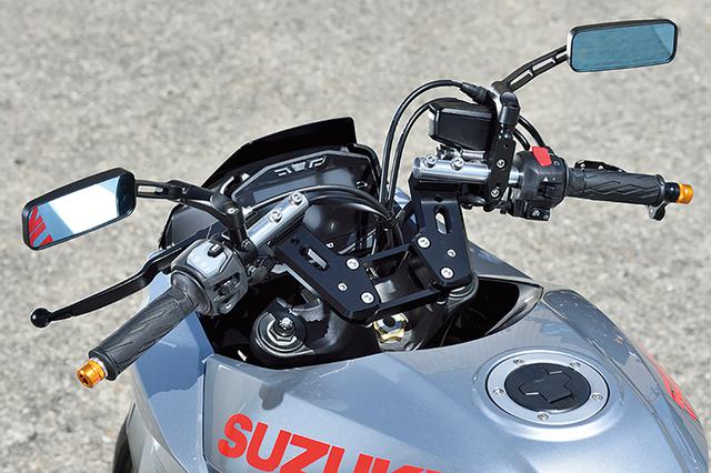 画像: 「SUZUKI KATANA用ハンドルキット」(3万5000円+税)は本文のようにハンドルホルダーを外してセパレートハンドル化する(ミラーは別売り品)。