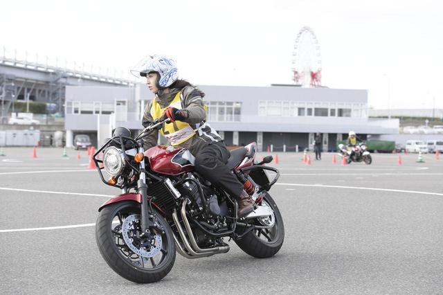画像: ホンダ CB400 CB400 SUPER FOUR 総排気量:399cc/税込価格:88万4,400円~92万8,400円 ※写真はSTECのトレーニング車仕様となっています。