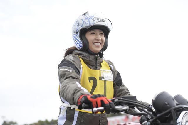 画像1: 大関さおり × ホンダ CB400 SUPER FOUR【オートバイ女子部のフォトアルバム】