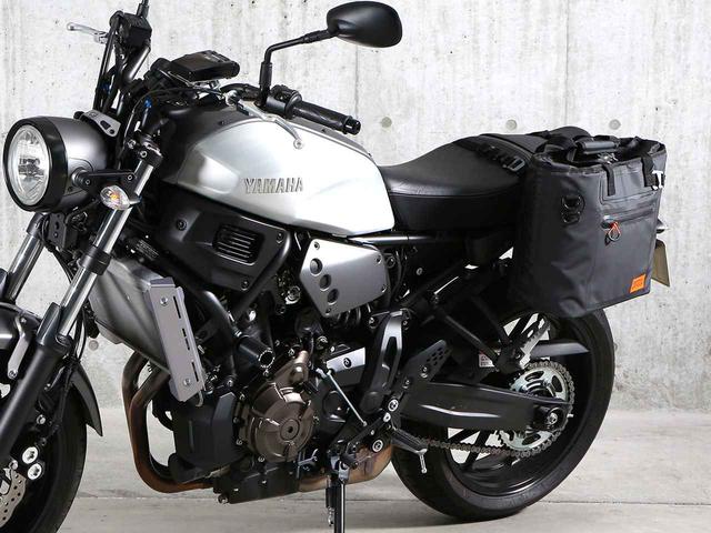 画像: バイクへの脱着も非常に簡単な独自のシステムを採用。