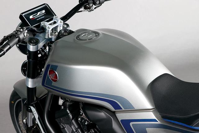 画像: CB750Fの面影を色濃く残すタンクはフランジレス。ホンダのフラッグシップに与えられる、レッドの丸バッジもクラシック感を高めている。
