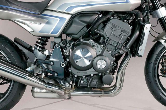 画像: エンジンは、CBR1000RRをルーツに持つ998㏄のインライン4を継承。CB1000Rとは異なり、ケースカバーにはシンプルなシルバーのプレートが付く。