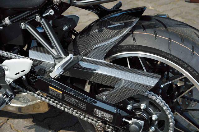画像: 「カーボンリヤフェンダー Z900RS」(税別3万2000円)はノーマルフェンダーより130mmロングで泥跳ね効果を高める。ウェットカーボン平織り。