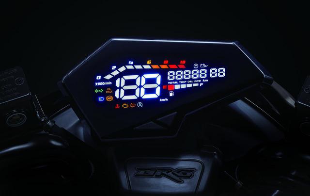 画像: エッジの効いたシャープでアシンメトリーなフルデジタルメーターには、デジタルタコメーターやフューエルメーターも備わっています。