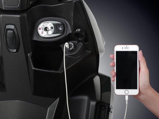 画像: スマートフォンの充電などに便利なUSB電源も装備!