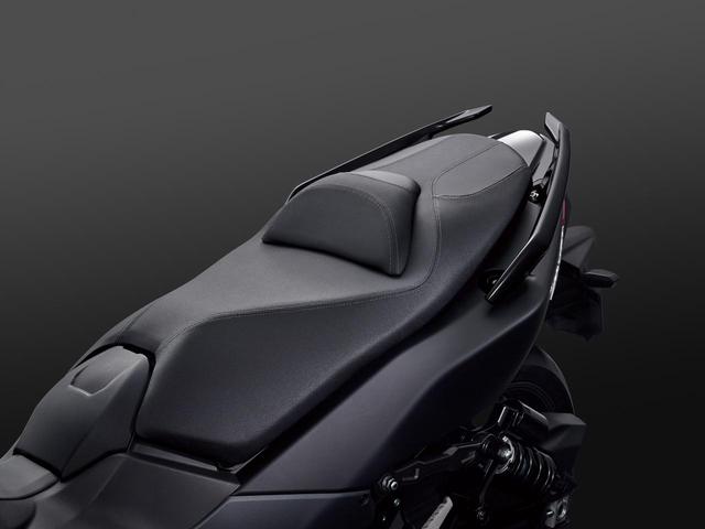 画像: ライダーシートとタンデマーシートの間にクッションシートがあります。広々としたタンデムシートはグラブバーも備わっているでのロングツーリングも快適です。
