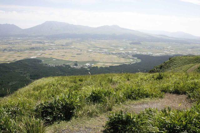 画像: 外輪山の一部である「大観峰」から望む向こうの山も外輪山。