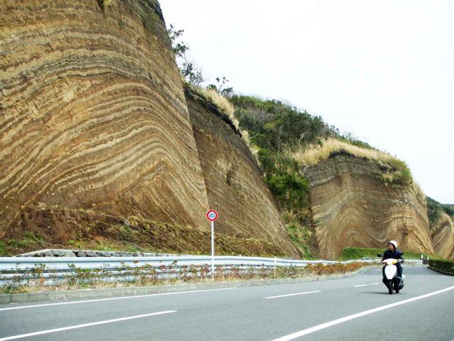 画像: 伊豆大島の地層切断面。