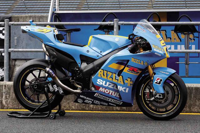画像: 【2007年型800cc 第15戦ツインリンクもてぎで撮影】2007年シーズン第15戦日本GP(もてぎ)での写真。外装パーツの違いが、実はかなり大きいということがわかる。違いが最も目立つのはフューエルタンクまわりで、内部構造は不明だが、継ぎ目のない1枚もののタンクカバーになっている。その他、よく見ると、シートをフレームにマウントするボルトのスパンが広がっていたり、シート下右側にあるヒートガードの形状がまったく別物になっていたりするのに気づく。サイドカウルの上縁を内側に折り曲げることで、メインフレーム表面とのすきまをなくしている手法も、ライバルには従来から多く見られたが、GSV-Rでは初めての試みである。