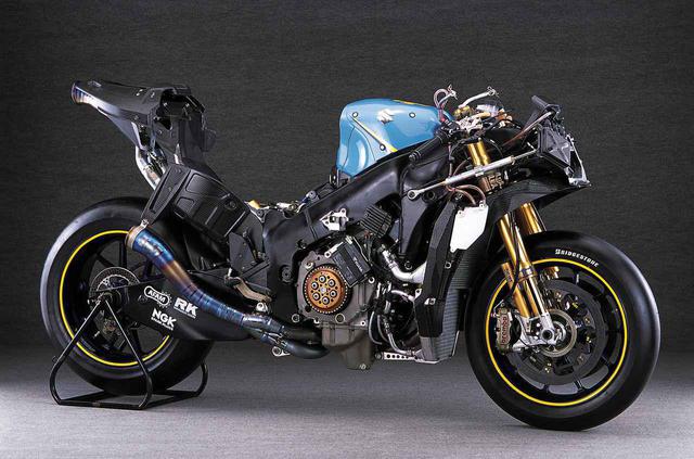画像: 【2006年 990cc最終型】ニューマチックバルブスプリングを初めて正式採用したのと、800㏄エンジンへのフィードバックをも考慮したショートストローク化、そして、ショートストローク化すれば避けられないボアの拡大に対応でき、吸気エアボックス容量の拡大や吸気ポートのストレート化にも有利なシリンダー挟み角の拡大(65→75度)などを盛り込み、990cc最後の年度にもかかわらず、全面新設計を受けて登場した