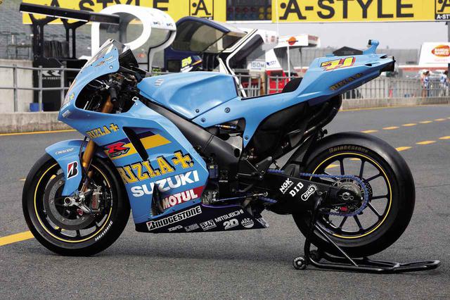 画像: 【2007年型800cc 第15戦ツインリンクもてぎで撮影】オーリンズのフロントフォークやブレンボのフロントキャリパーなど、外部からの供給パーツが新型に替わっているのがよりはっきりとわかり、スイングアームの側面にあった穴(AFAMのステッカー下あたり)がなくなったこと、テールカウルの細部デザインにも変化が見てとれる。エンジンスターターを差し込む穴が見えないが、これは、始動方式が変わったのではなく、カウリングに開閉式のフタが設けられたからである。外観だけでも、これらの少なくない変更点があるとはいえ、スズキの800㏄化は、ライバルと比べてはるかにスムーズに進んだといってよいだろう。