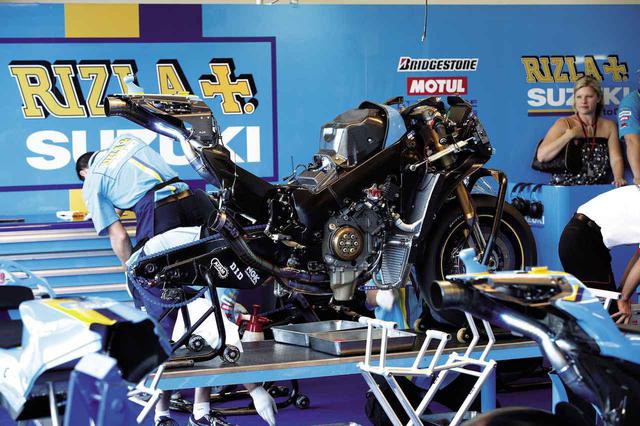 画像: 【2007年型800cc 第13戦サンマリノで撮影】“車体まわりはキープコンセプト”の言葉どおり、細部におけるさまざまな改良は受けているものの、基本的には990㏄最後の2006年型と変わらない。エンジンにも、外観からわかる大きな変化は見当たらず、吸気エアボックスまわりのパーツ構成の違いや、エグゾーストパイプの曲がりが緩やかになっている程度しか、この写真からは見てとれない。