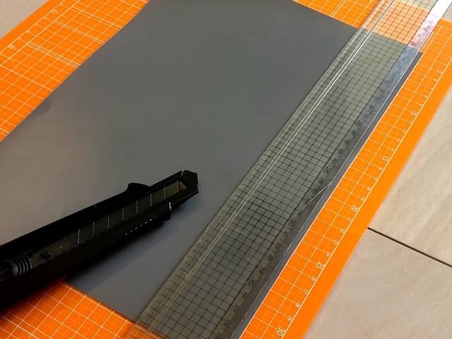 画像: あとは長い辺でひたすら切るだけ。同じとこで切りすぎてマットの線が消えてきた。