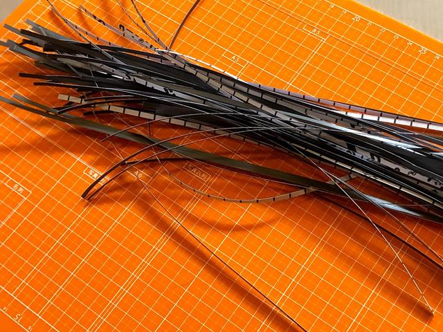 画像: A4サイズのシートをすべて3mm幅に切り出すと70本。小一時間かかりました。