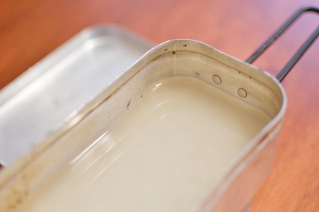 画像: 水はリベットの下にかかるくらいがベスト。自分は焦げ気味が好きなのでやや少なめ。
